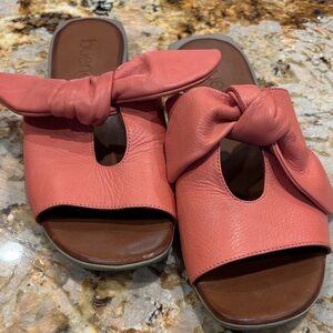 Bueno Women's Coral Leather Mules